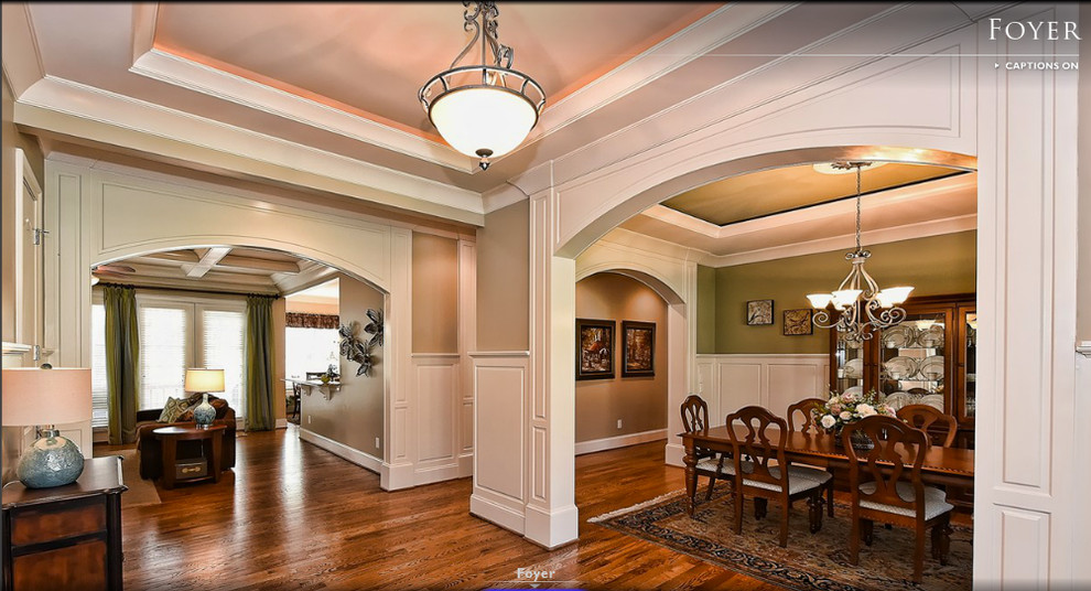 Mittelgroßes Uriges Foyer mit Einzeltür, hellbrauner Holzhaustür, beiger Wandfarbe und braunem Holzboden in Charlotte