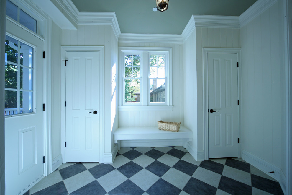 Foto på ett mellanstort vintage kapprum, med vita väggar, en enkeldörr och en vit dörr