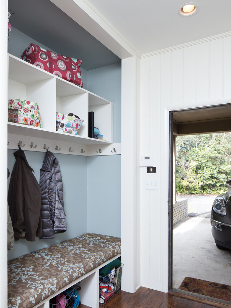 Immagine di un ingresso con anticamera minimalista di medie dimensioni con pareti bianche e pavimento in legno massello medio