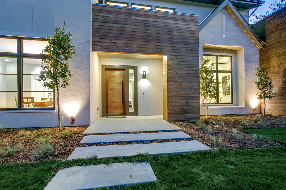 Inspiration pour une grande façade de maison beige minimaliste en bois et bardage à clin à un étage avec un toit à deux pans, un toit mixte et un toit noir.