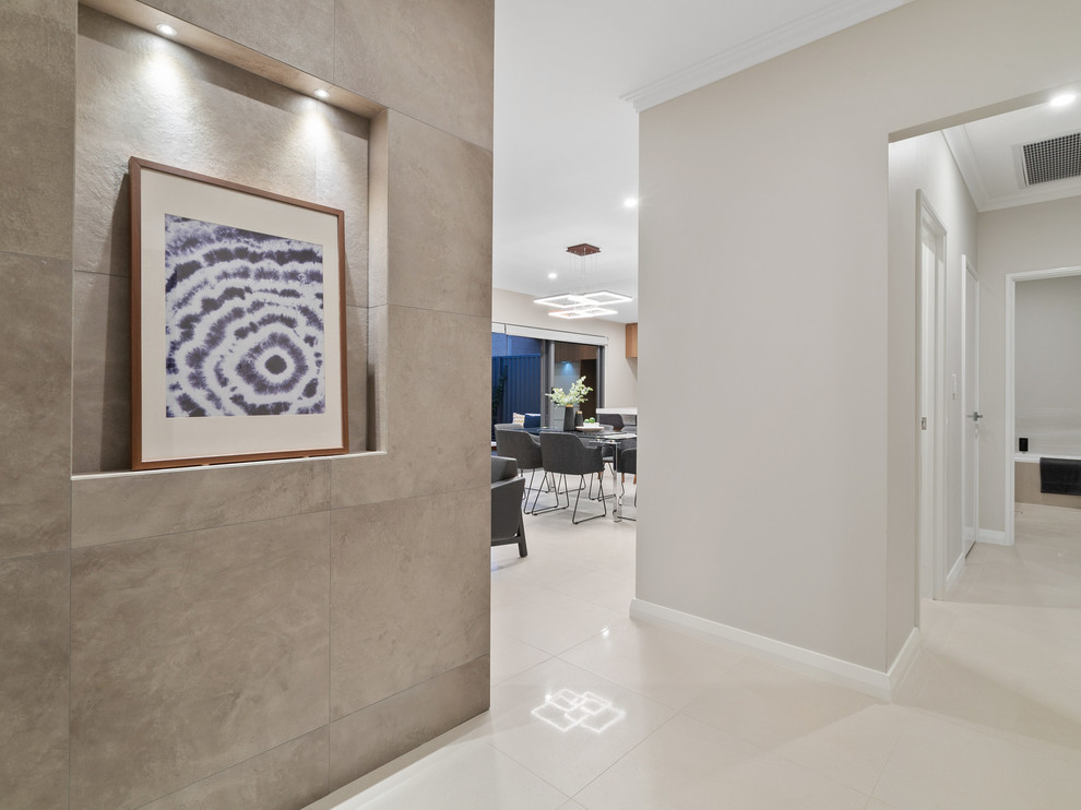 Idée de décoration pour une porte d'entrée minimaliste de taille moyenne avec un mur gris, un sol en carrelage de céramique, une porte double, une porte en verre et un sol beige.