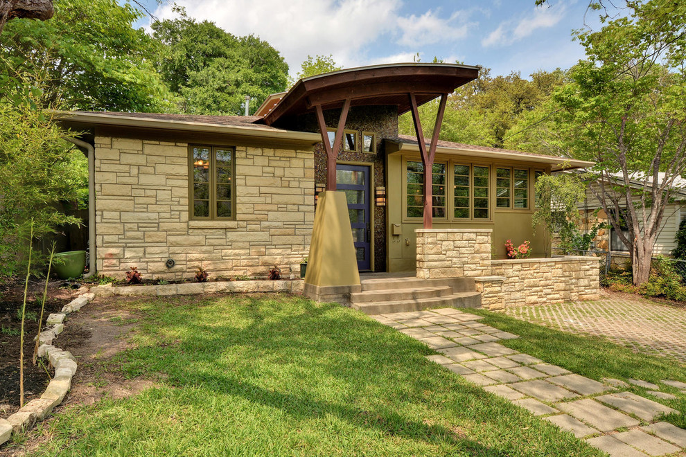 Kleine Moderne Haustür mit grüner Wandfarbe, Betonboden, Einzeltür und lila Haustür in Austin