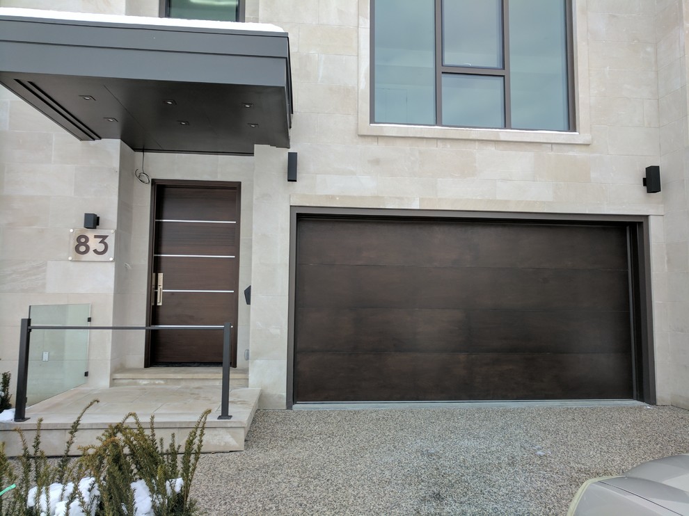 Ejemplo de puerta principal contemporánea de tamaño medio con paredes grises, puerta doble y puerta negra