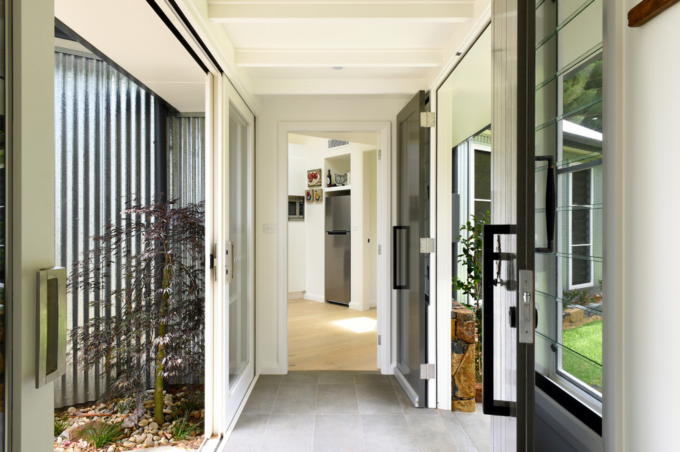 Идея дизайна: входная дверь среднего размера в современном стиле с бежевыми стенами, полом из керамической плитки, двустворчатой входной дверью и черной входной дверью