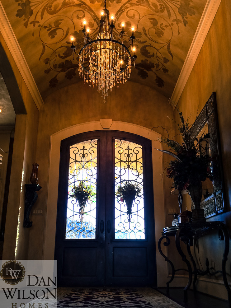 Mittelgroßes Klassisches Foyer mit bunten Wänden, dunklem Holzboden, Doppeltür und Haustür aus Metall in Austin