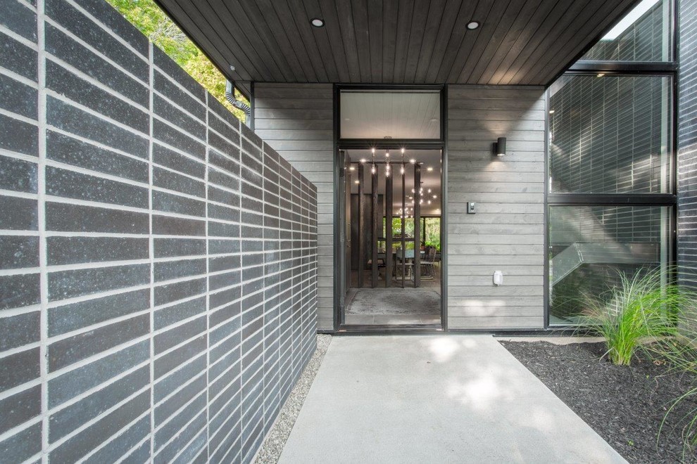 This is an example of a medium sized modern entrance in Toronto.