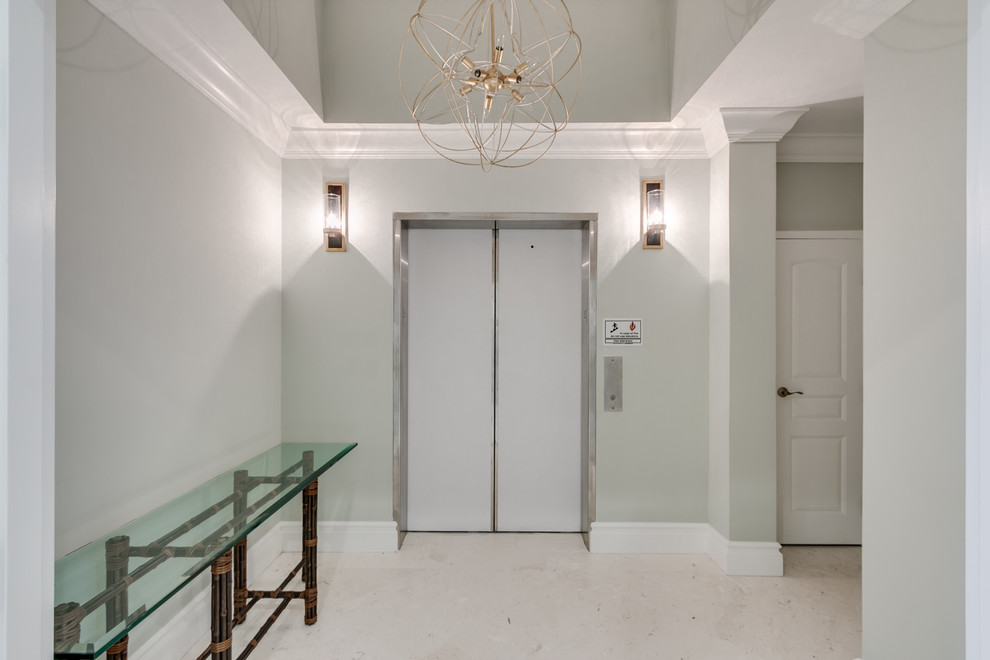 Esempio di un ingresso con vestibolo tradizionale di medie dimensioni con pareti verdi, pavimento in pietra calcarea, una porta a due ante, una porta in legno scuro e pavimento beige