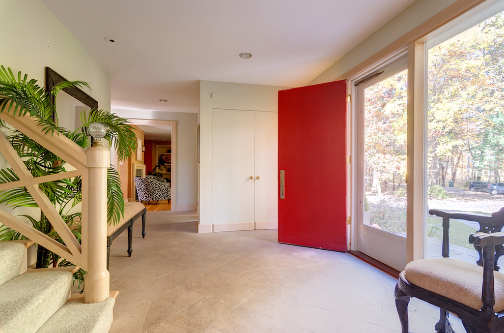 Inredning av en modern stor foajé, med vita väggar, klinkergolv i keramik, en enkeldörr, en röd dörr och beiget golv