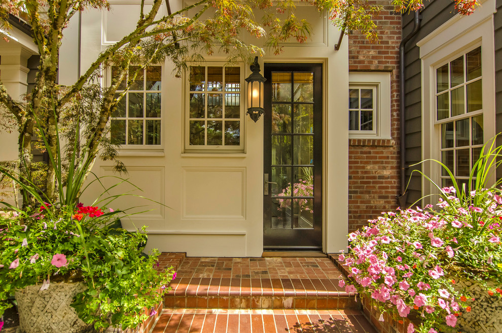 Klassische Haustür mit beiger Wandfarbe, Backsteinboden, Einzeltür, Haustür aus Glas und rotem Boden in Portland