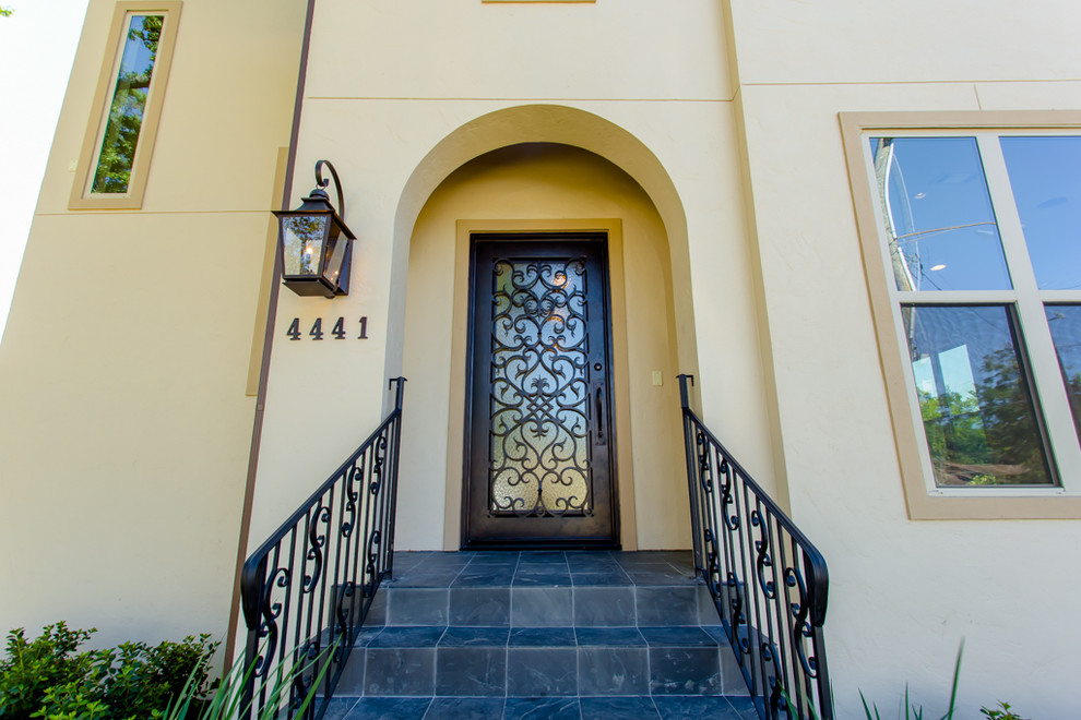 Aménagement d'une porte d'entrée méditerranéenne de taille moyenne avec un mur beige, une porte simple, parquet foncé, une porte en verre et un sol marron.