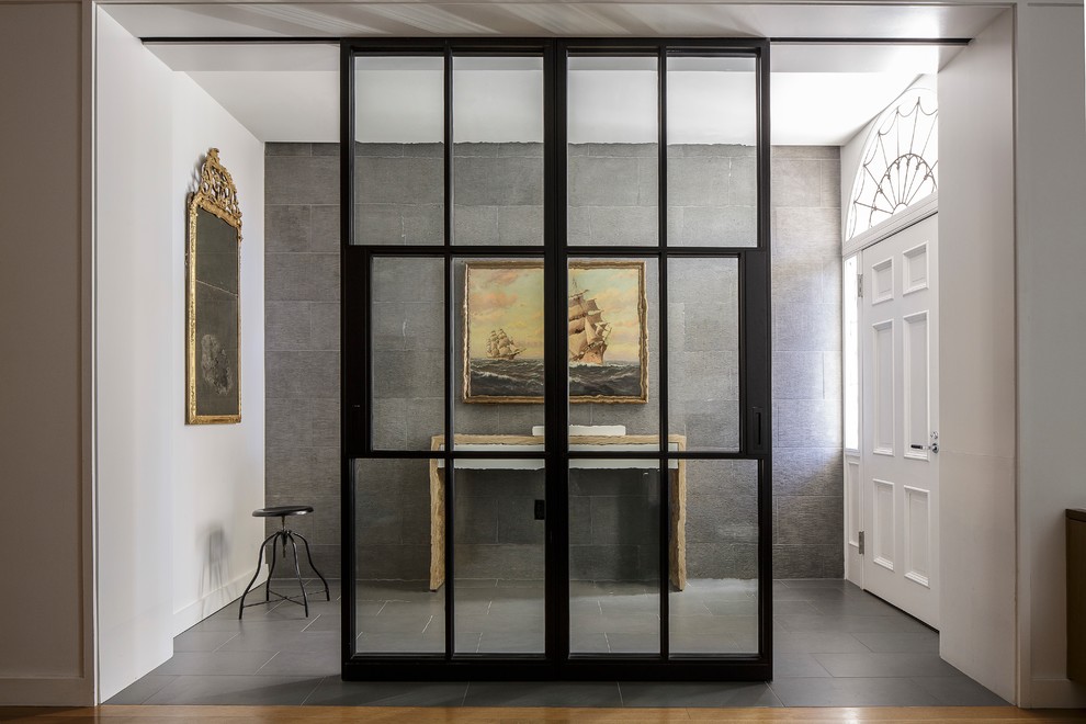 Imagen de vestíbulo contemporáneo con puerta simple, puerta blanca y suelo gris