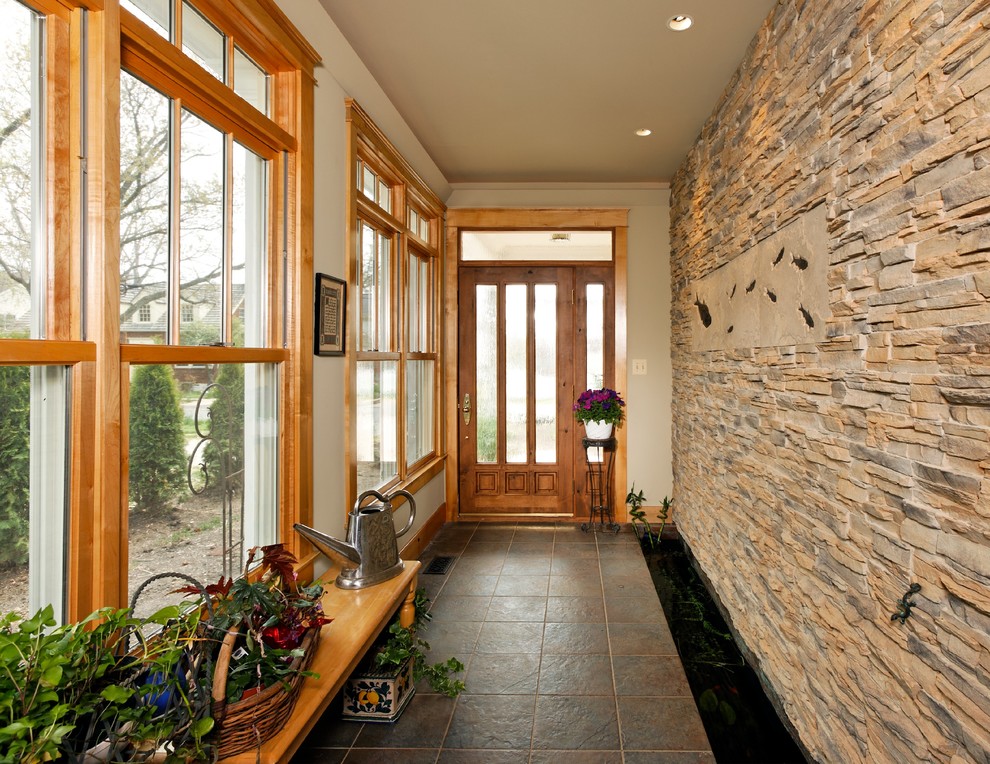 Immagine di un piccolo corridoio chic con una porta in vetro, pareti bianche, pavimento con piastrelle in ceramica e una porta singola