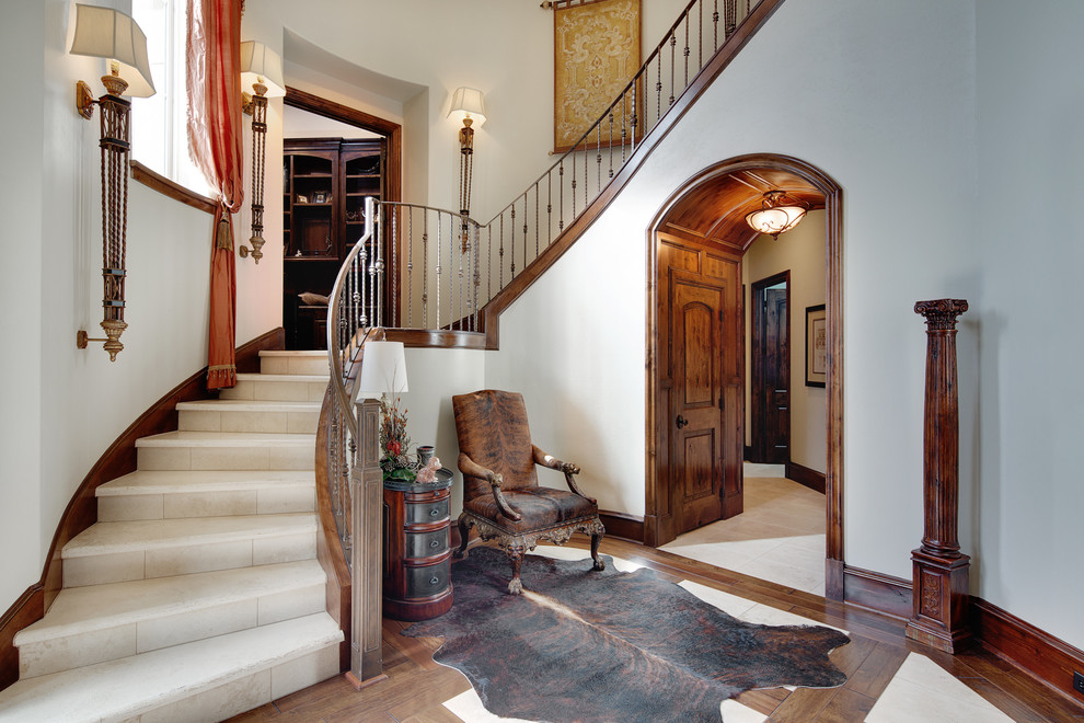 Klassisches Foyer mit weißer Wandfarbe, braunem Holzboden und braunem Boden in Austin