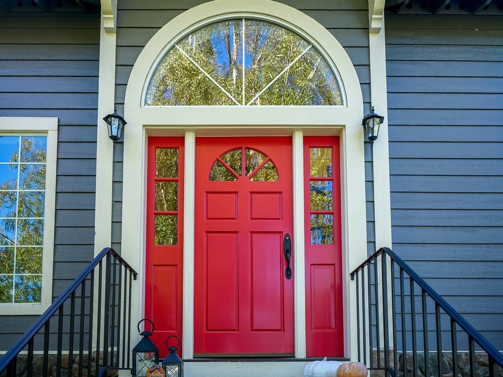 サンフランシスコにある巨大なトラディショナルスタイルのおしゃれな玄関ドア (グレーの壁、赤いドア) の写真