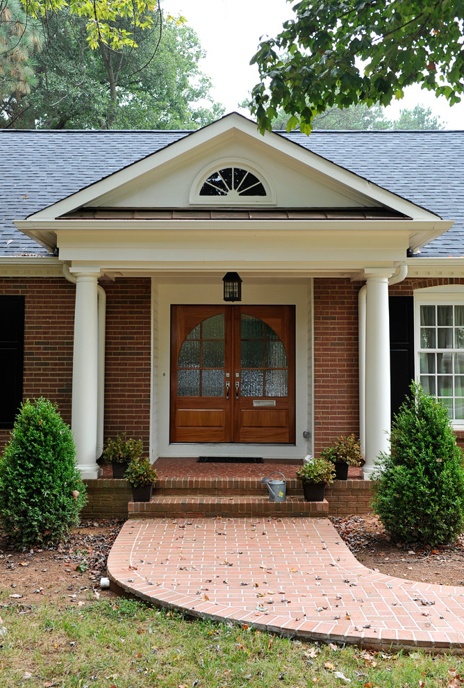 Источник вдохновения для домашнего уюта: входная дверь среднего размера в классическом стиле с красными стенами, двустворчатой входной дверью и входной дверью из дерева среднего тона