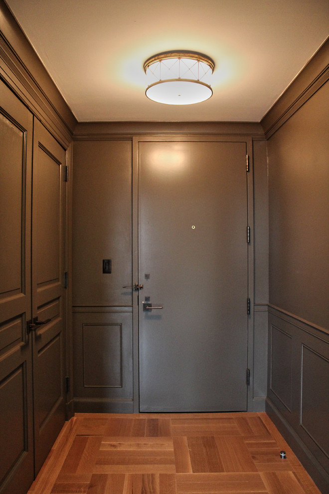 Стильный дизайн: маленькая входная дверь в классическом стиле с коричневыми стенами, светлым паркетным полом, одностворчатой входной дверью и коричневой входной дверью для на участке и в саду - последний тренд