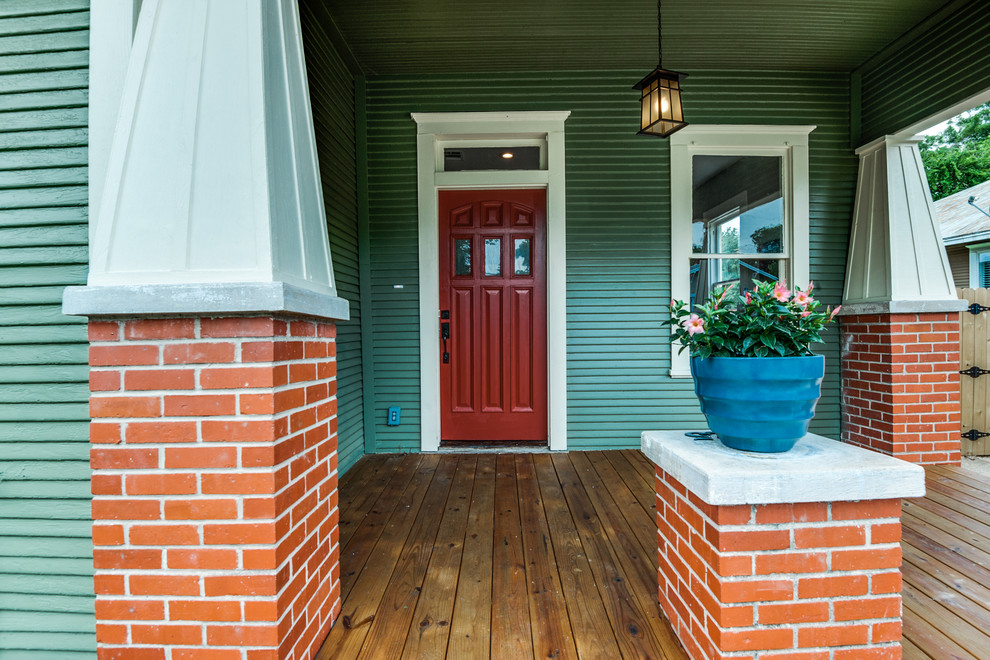 Diseño de puerta principal de estilo americano de tamaño medio con paredes verdes, suelo de madera en tonos medios, puerta simple y puerta roja