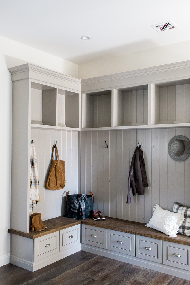 Example of a transitional entryway design in Phoenix
