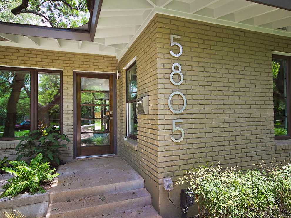 Photo of a midcentury entrance in Austin.
