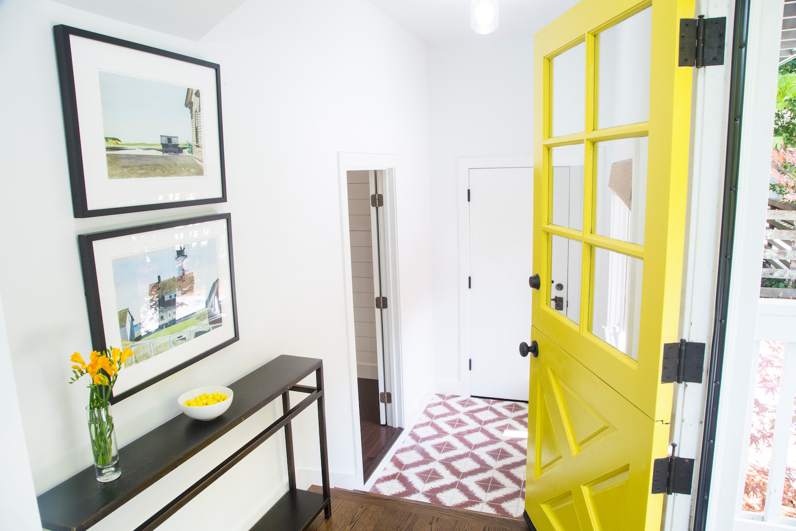 75 Most Popular 75 Beautiful Country Entrance with a Yellow Front Door  Ideas and Designs Design Ideas for February 2024 | Houzz IE