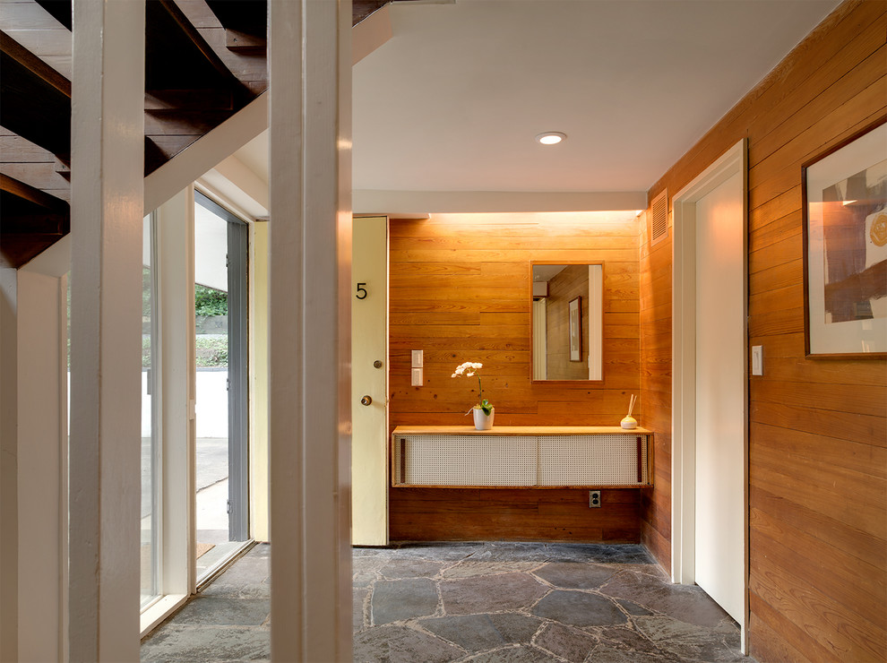 Источник вдохновения для домашнего уюта: фойе среднего размера в стиле ретро с коричневыми стенами, бетонным полом, одностворчатой входной дверью и желтой входной дверью