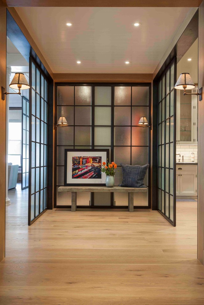 Moderner Eingang mit Korridor und hellem Holzboden in New York