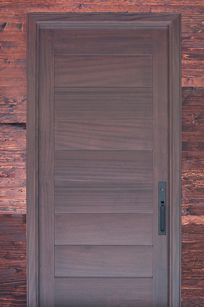 Foto di una piccola porta d'ingresso minimalista con pareti marroni, una porta singola e una porta in legno scuro