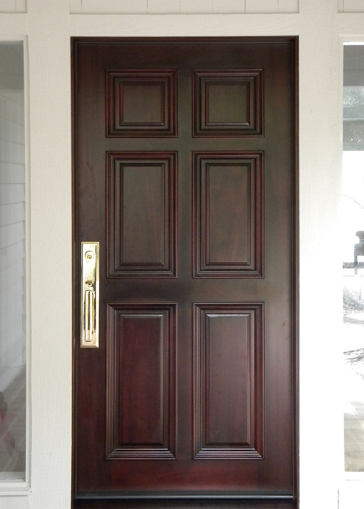 オースティンにあるトラディショナルスタイルのおしゃれな玄関ドア (濃色木目調のドア) の写真