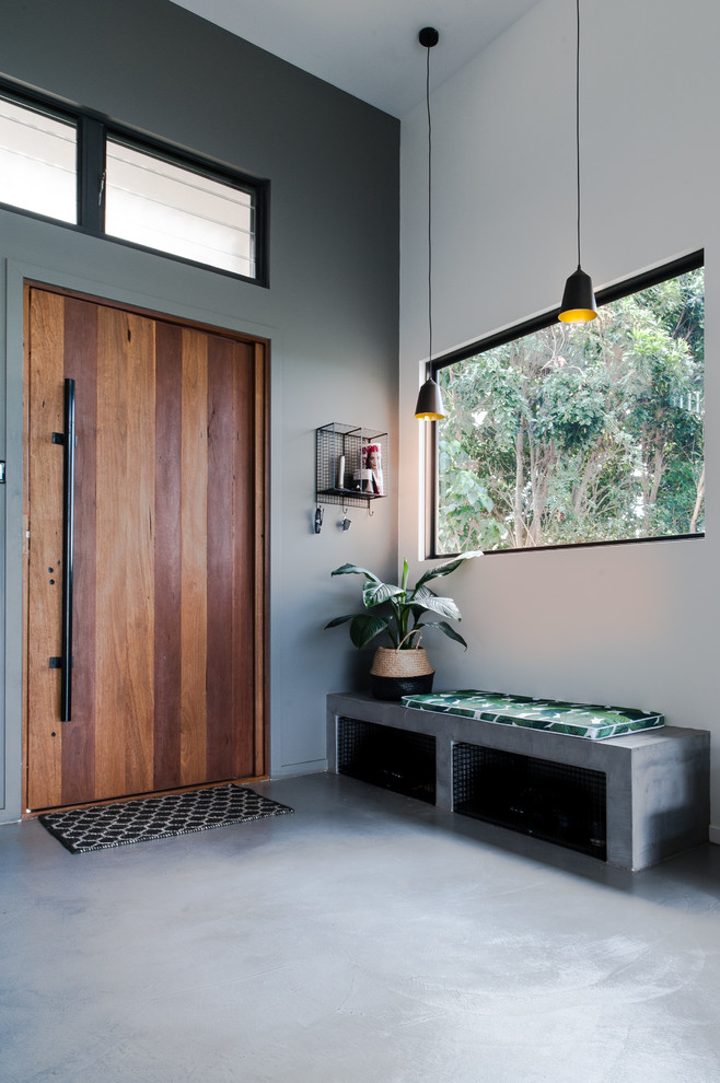Modernes Foyer mit weißer Wandfarbe, Betonboden, Einzeltür, hellbrauner Holzhaustür und grauem Boden in Gold Coast - Tweed