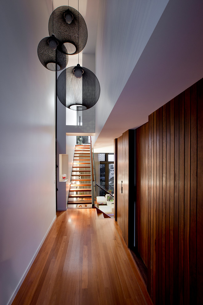 Immagine di un corridoio minimal con pavimento in legno massello medio