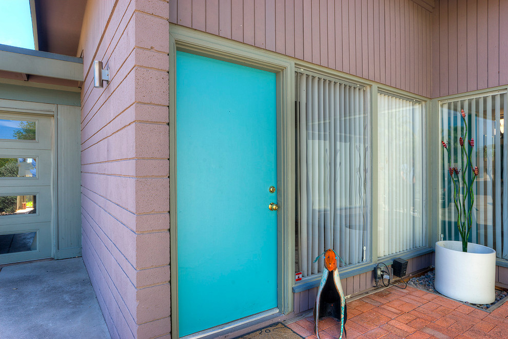Idéer för en liten 60 tals ingång och ytterdörr, med blå väggar, travertin golv, en enkeldörr och en blå dörr