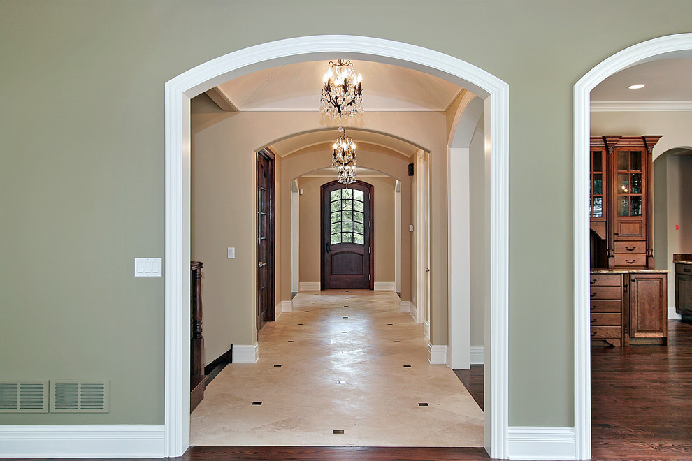 Idéer för en stor klassisk hall, med beige väggar, travertin golv, en enkeldörr, mörk trädörr och beiget golv