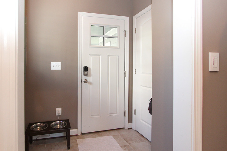 ワシントンD.C.にあるおしゃれな玄関ドア (茶色い壁、セラミックタイルの床、白いドア) の写真