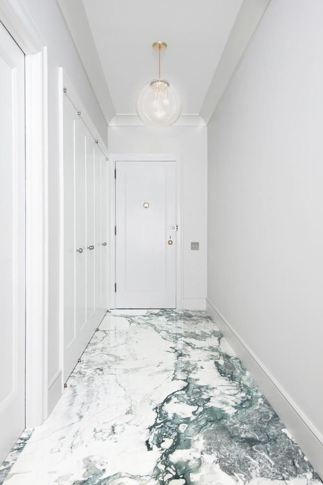 Aménagement d'un hall d'entrée contemporain de taille moyenne avec un mur blanc, un sol en marbre, une porte simple, une porte blanche et un sol gris.
