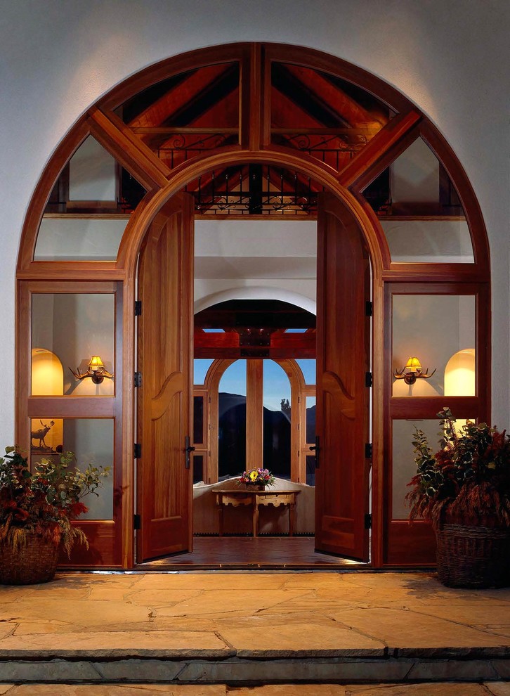 Ejemplo de entrada actual con puerta doble y puerta de madera en tonos medios