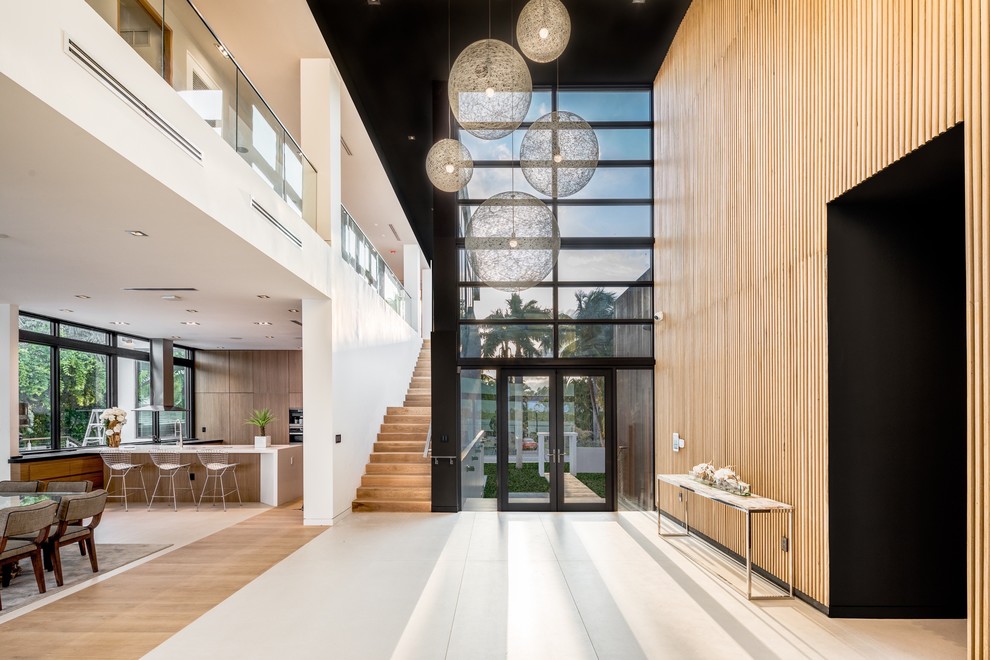 Idée de décoration pour un grand hall d'entrée minimaliste avec une porte double et une porte en verre.