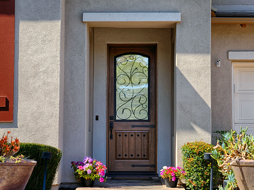 Große Rustikale Haustür mit grauer Wandfarbe, Einzeltür und hellbrauner Holzhaustür in Orange County