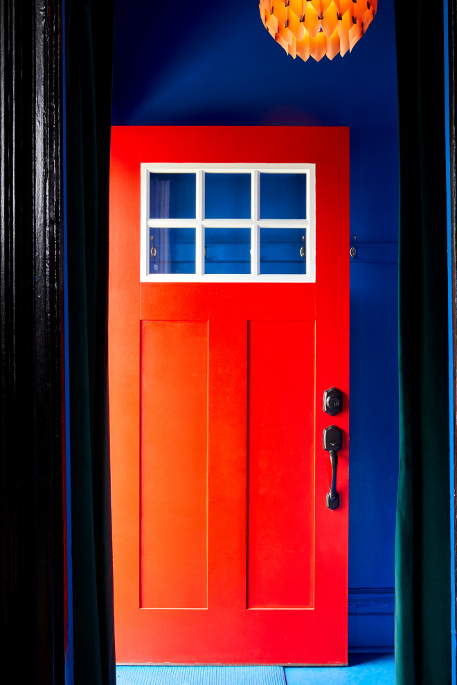 Réalisation d'une petite porte d'entrée bohème avec un mur bleu et une porte simple.