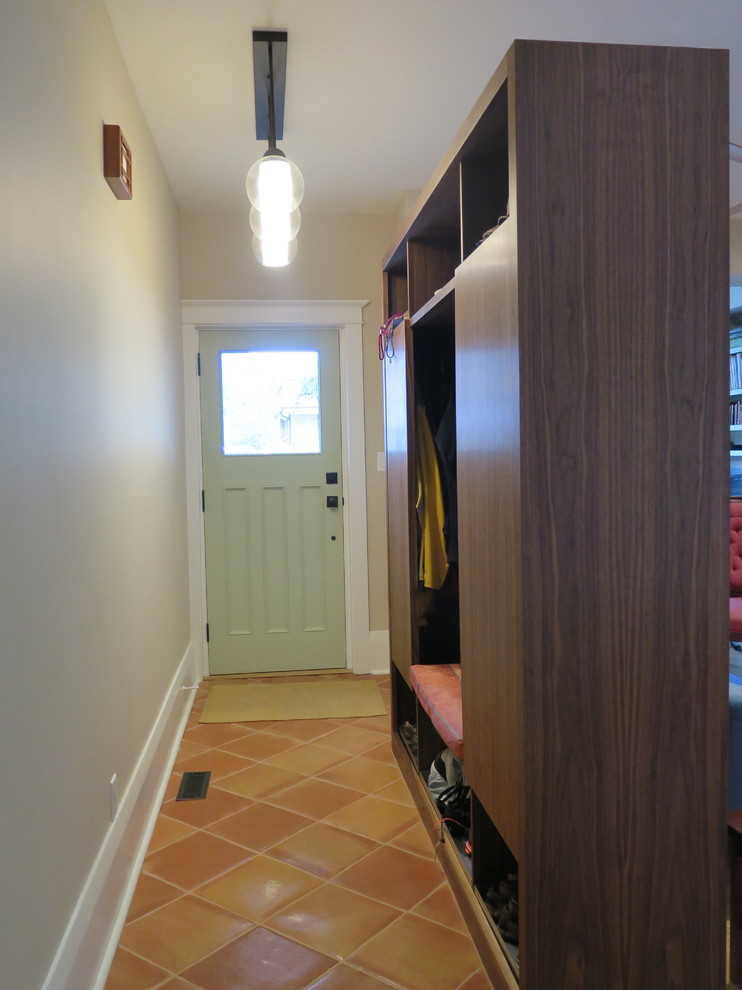 Kleine Klassische Haustür mit beiger Wandfarbe, Keramikboden, Einzeltür, grüner Haustür und orangem Boden in Toronto