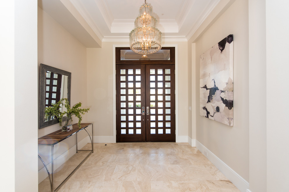 Mittelgroßes Modernes Foyer mit beiger Wandfarbe, Marmorboden, Doppeltür, Haustür aus Glas und braunem Boden in Tampa