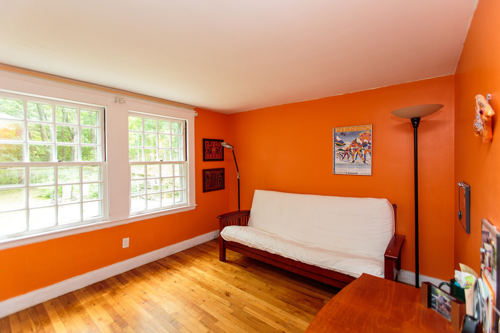 Inspiration för ett mellanstort vintage kapprum, med orange väggar, klinkergolv i keramik, en dubbeldörr och en vit dörr