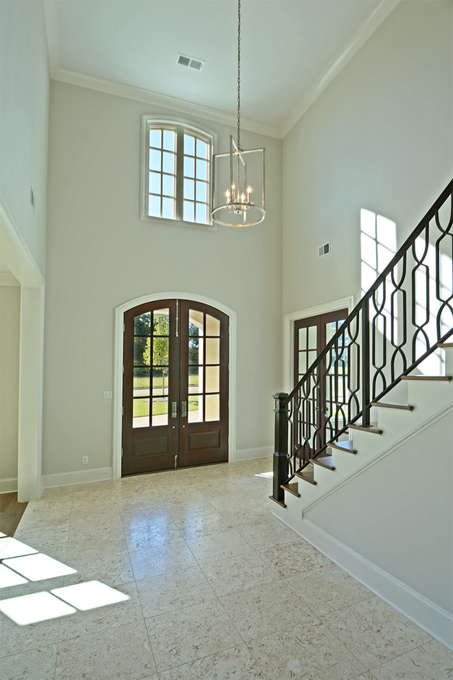 Стильный дизайн: фойе среднего размера в стиле неоклассика (современная классика) с серыми стенами, полом из керамогранита, двустворчатой входной дверью, стеклянной входной дверью и белым полом - последний тренд