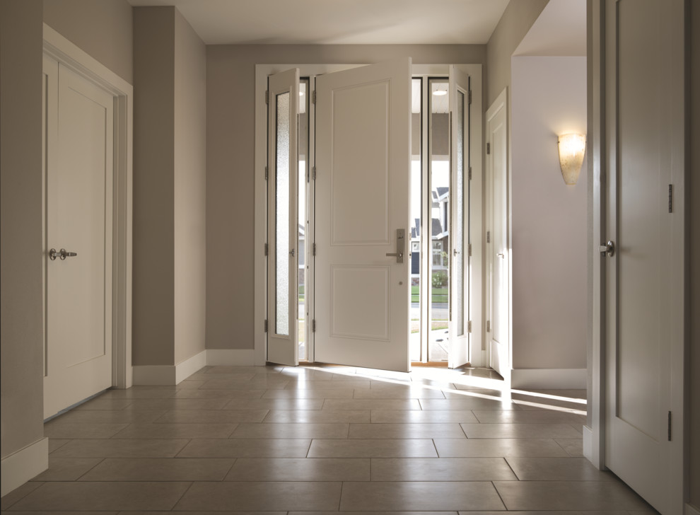 Пример оригинального дизайна: фойе в современном стиле с серыми стенами, одностворчатой входной дверью и белой входной дверью