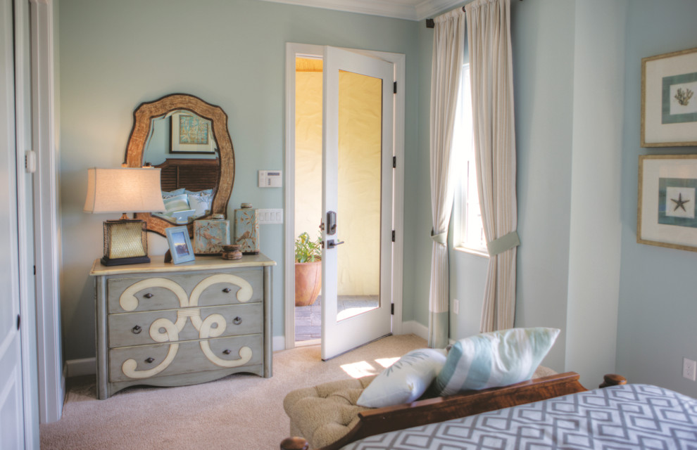Inspiration för maritima entréer, med blå väggar, heltäckningsmatta, en enkeldörr och en vit dörr