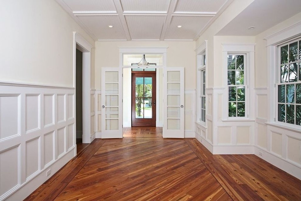 Kleine Klassische Haustür mit beiger Wandfarbe, braunem Holzboden, Einzeltür und hellbrauner Holzhaustür in Miami