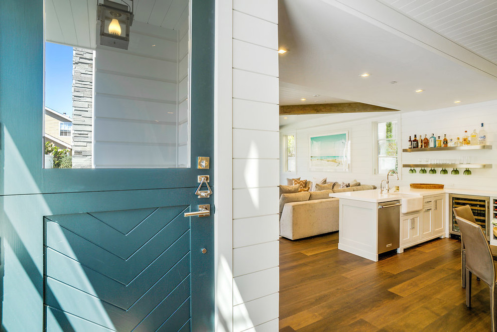 Mittelgroße Klassische Haustür mit weißer Wandfarbe, dunklem Holzboden, Klöntür, grauer Haustür und braunem Boden in Los Angeles