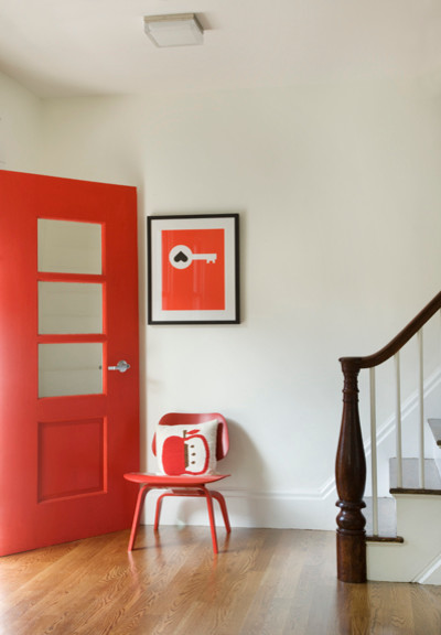 Cette photo montre une grande porte d'entrée tendance avec un mur blanc, parquet clair, une porte simple et une porte rouge.