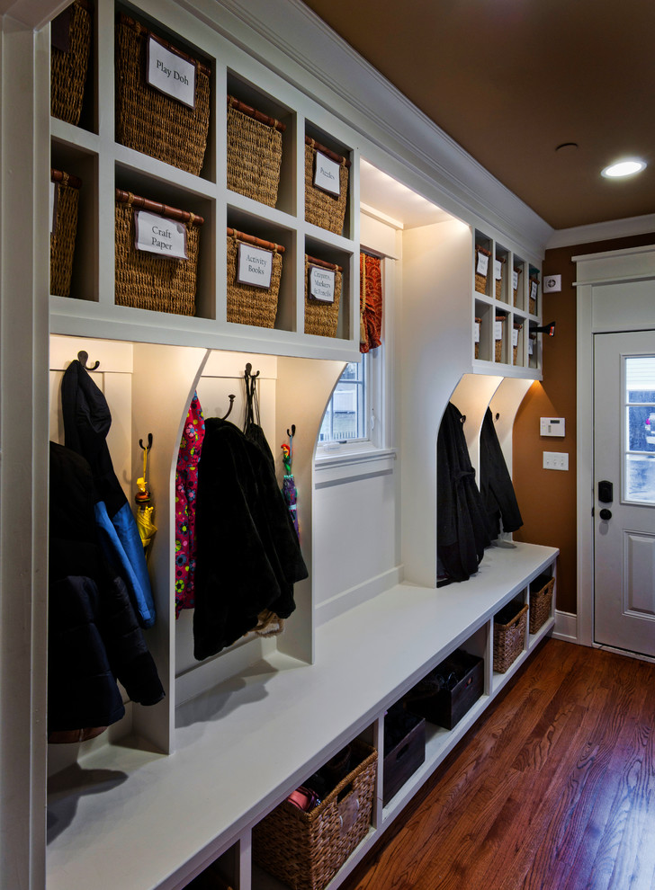 На фото: тамбур среднего размера со шкафом для обуви в стиле кантри с коричневыми стенами, паркетным полом среднего тона, одностворчатой входной дверью и белой входной дверью с