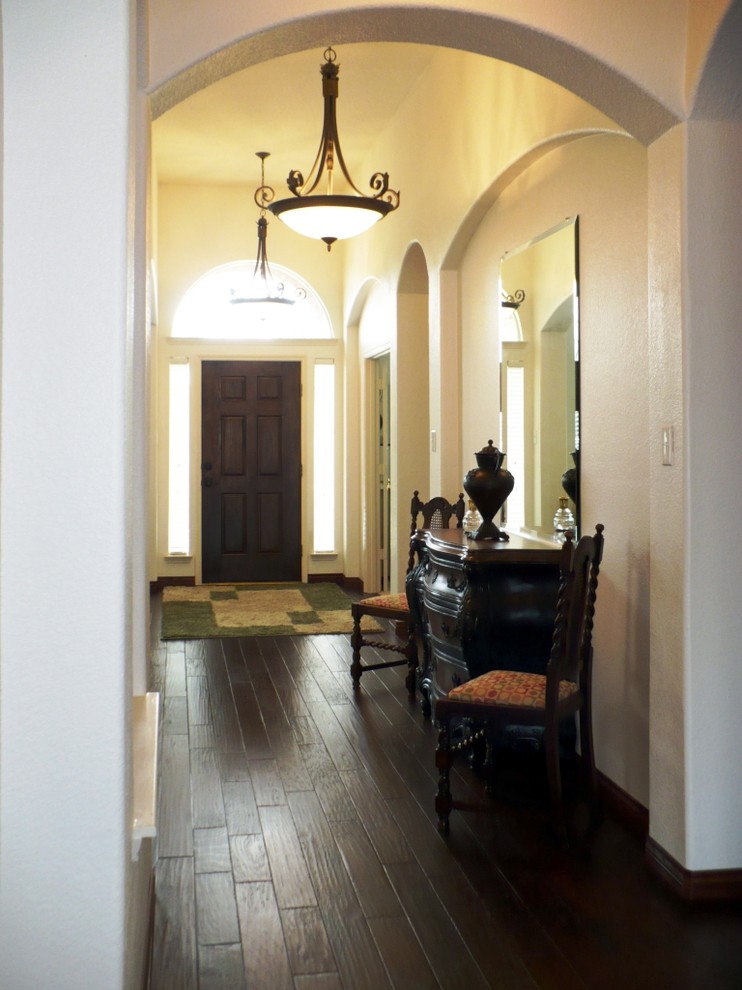 Mittelgroßes Klassisches Foyer mit weißer Wandfarbe, braunem Holzboden, Einzeltür und dunkler Holzhaustür in Dallas