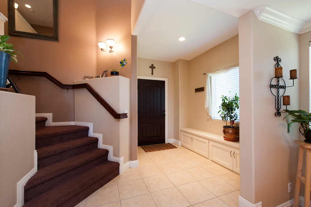 Example of a classic entryway design in Orange County